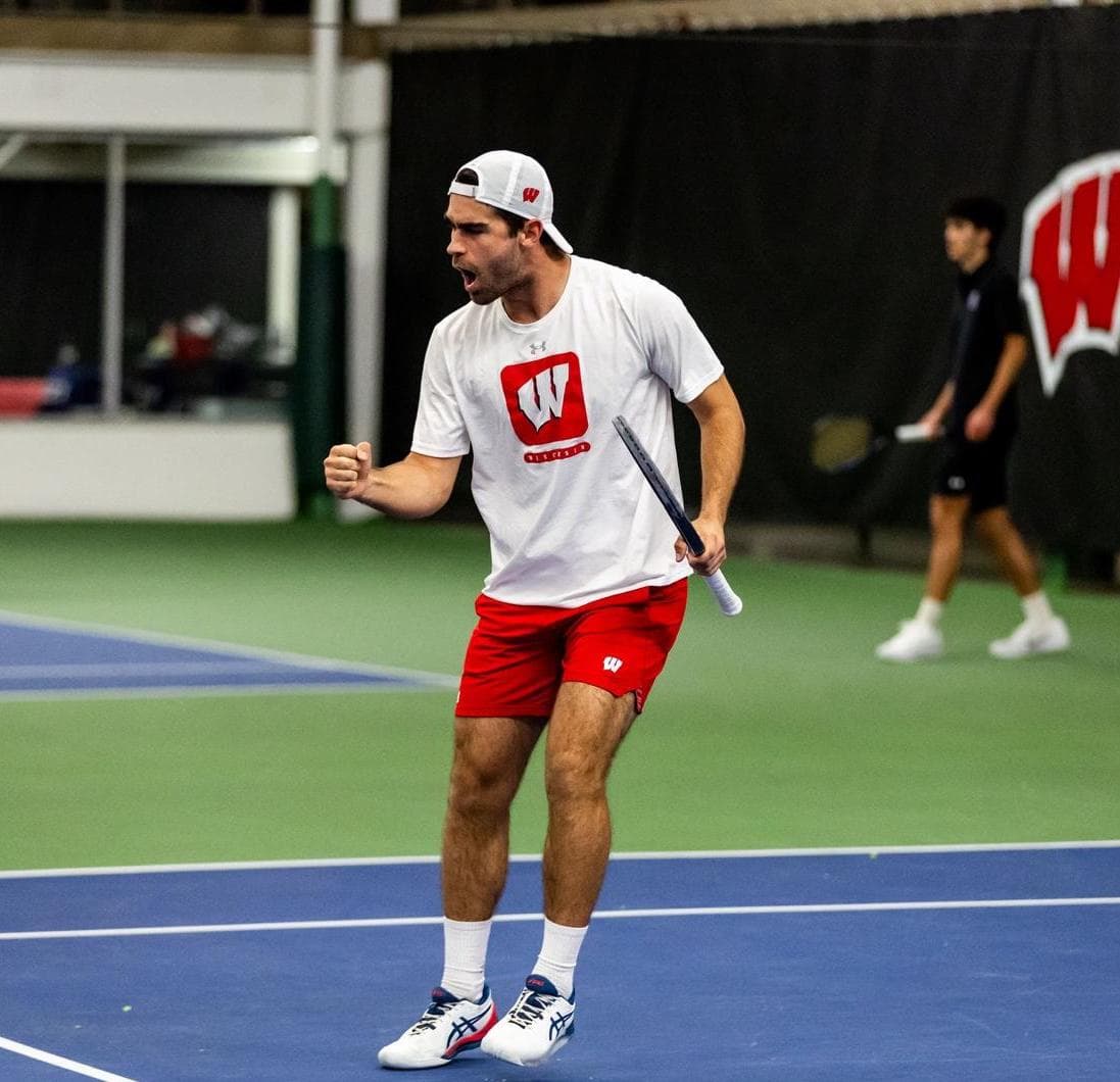 Gabriel Huber feiert einen Punkt während eines College-Tennis-Matches College Tennis Sportler Gabriel Huber von der University of Wisconsin-Madison freut sich über einen gewonnen Punkt während eines Spiels.